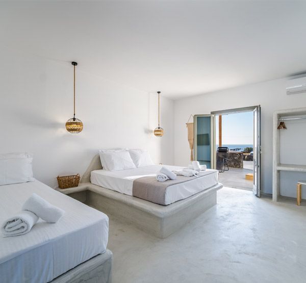 DELUXE SUITE WITH</br> OUTDOOR HEATED JACUZZI